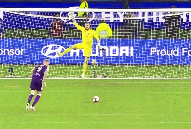 VIDEO: Quả penalty bi kịch nhất thế giới cho thủ môn đen đủi