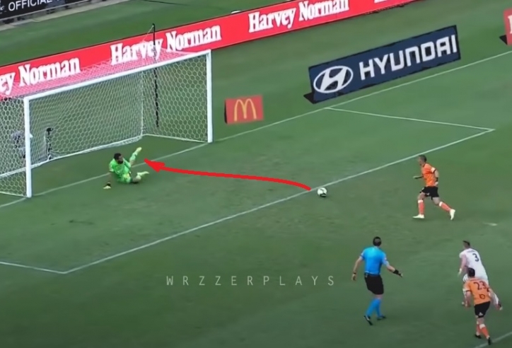 VIDEO: Cú đá penalty siêu nhẹ nhưng quá khó với thủ môn