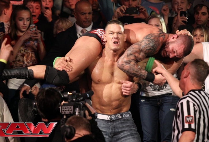 John Cena nổi điên, đuổi đánh khiến đối thủ bỏ chạy về nhà