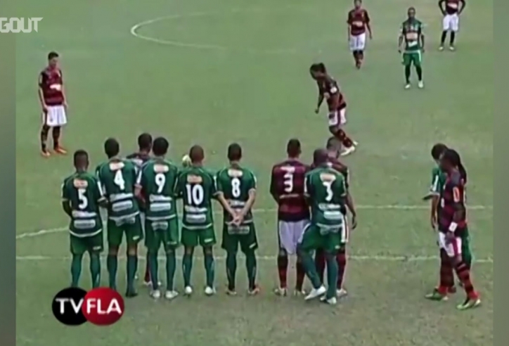 VIDEO: Cú đá phạt khiến thủ môn đứng nhìn của Ronaldinho
