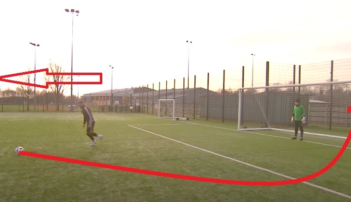 VIDEO: Cú đá penalty 'ngược đời' nhất thế giới