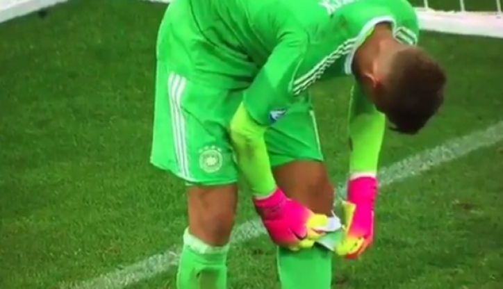 VIDEO: Thủ môn 'giở phao' trước quả penalty và cái kết có hậu