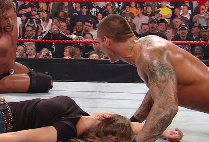 Siêu đô vật WWE hôn vợ đối thủ ngay trên sàn đấu