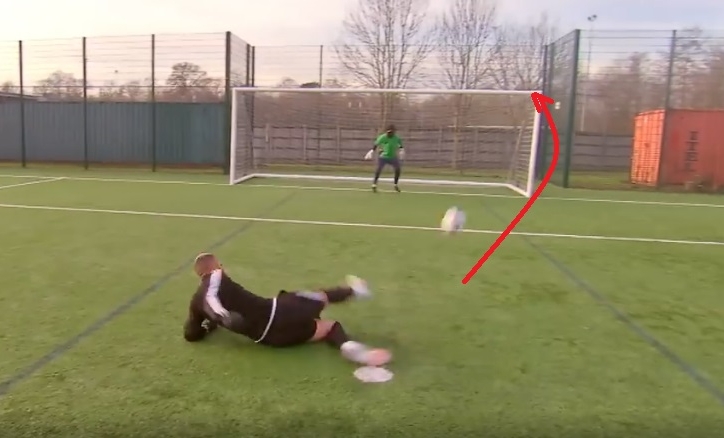VIDEO: Cú đá penalty kiểu 'quét trụ' độc đáo nhất thế giới