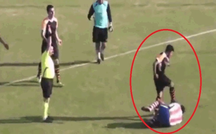 VIDEO: Cầu thủ sút thẳng vào mặt đối phương sau khi nhận thẻ đỏ