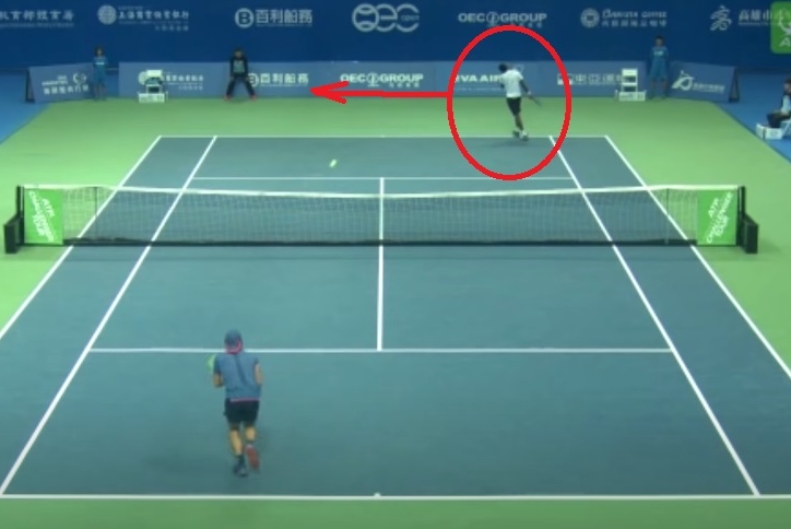 VIDEO: Cú đánh tennis kiểu 'khổ nhục kế' khiến đối thủ đập vợt