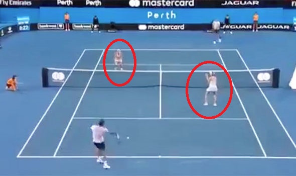 VIDEO: Federer khiến đồng đội nữ 'buông vợt' và cái kết