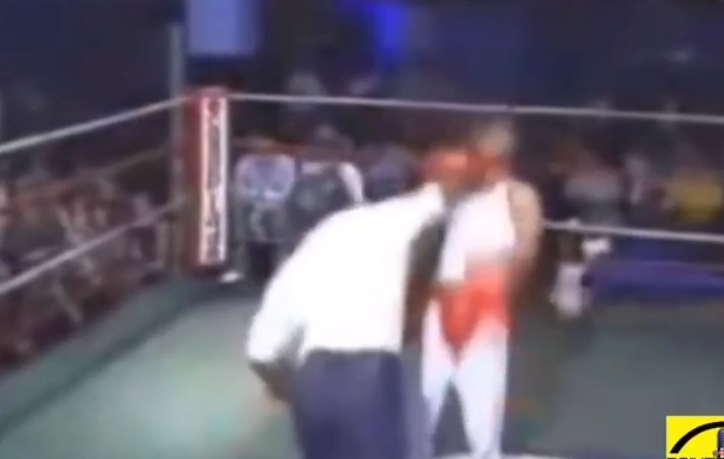 VIDEO: Chủ quan khinh địch, võ sĩ boxing nhận cái kết bẽ bàng