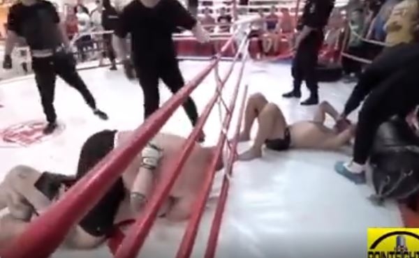 VIDEO: Cao thủ MMA một mình hạ gục 3 tân binh 