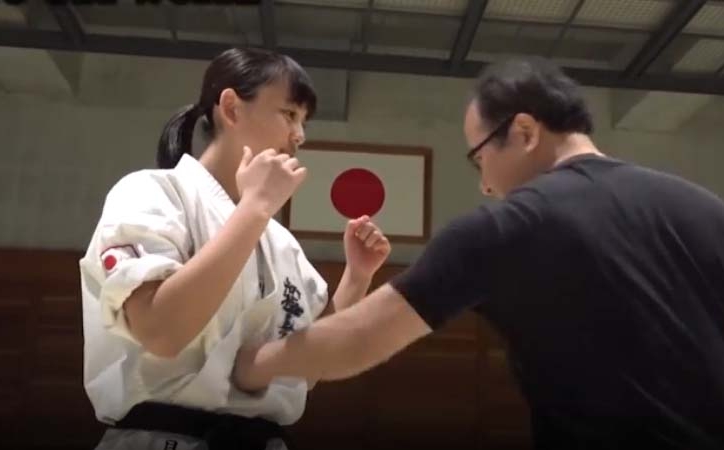 VIDEO: Hot girl karate luyện tập tuyệt kỹ 'mình đồng da sắt'