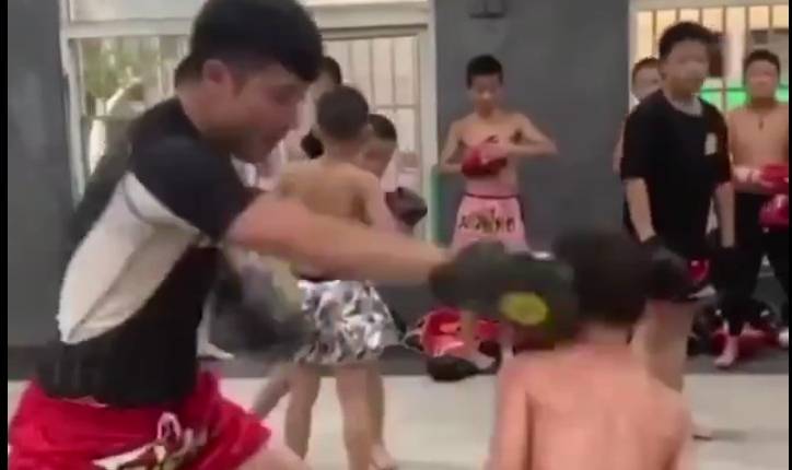 VIDEO: Màn né đòn tuyệt đỉnh của tài năng võ thuật Trung Quốc