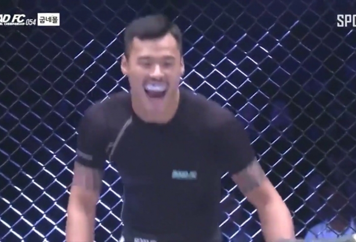 VIDEO: Cười nhạo đối thủ, võ sĩ Hàn Quốc bị đánh gục sau 3 giây
