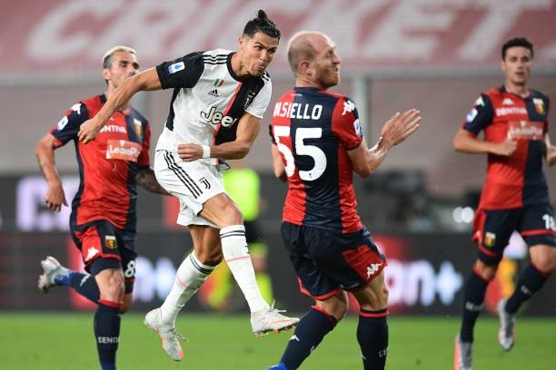 Ronaldo nã rocket giúp Juventus hạ gục Genoa
