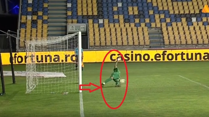 VIDEO: Thủ môn bị đuổi khỏi sân vì tội...cản phá thành công penalty