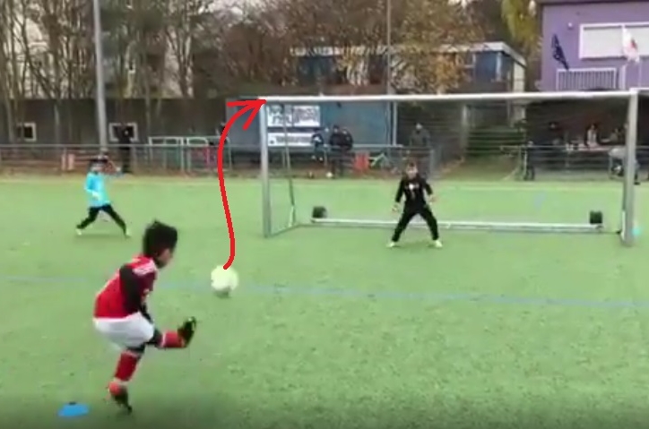 VIDEO: Cậu bé 7 tuổi thực hiện cú penalty 'có trời mới cản nổi'