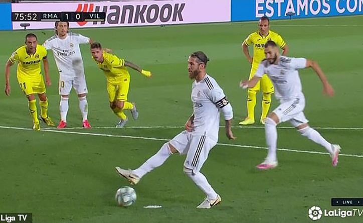 Ramos bị thổi phạt vì bắt chước kiểu sút penalty của Messi