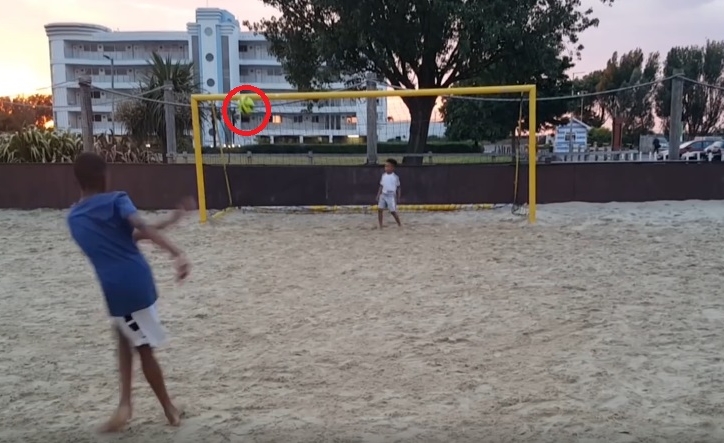 VIDEO: 1 triệu lượt xem loạt penalty 'luật rừng' giữa 2 cậu bé