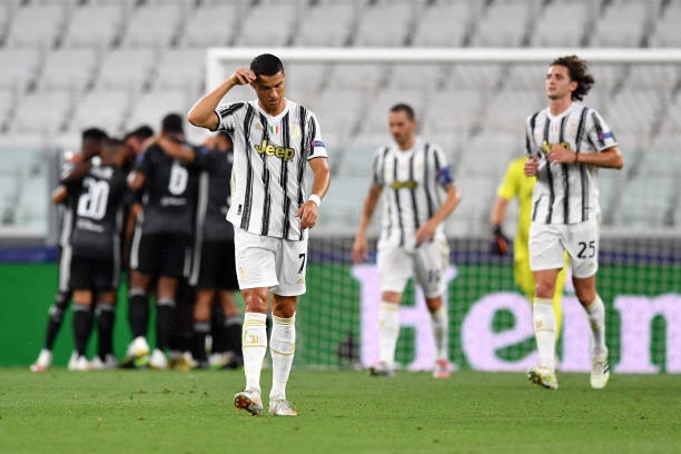 Ronaldo không thể gánh Juventus vào Tứ kết Champions League