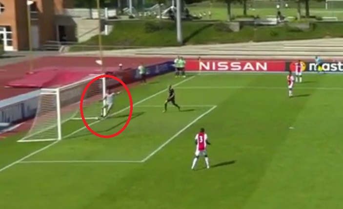 VIDEO: Thủ môn Ajax 'đốt lưới nhà' như bán độ