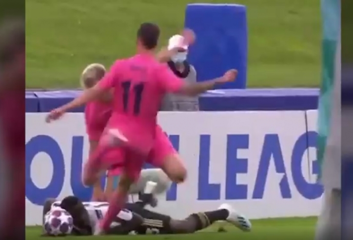 VIDEO: Cầu thủ Real Madrid sút bóng thô bạo vào đầu đối thủ