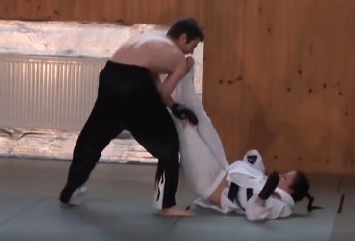 VIDEO: Cô gái Karate bị nam võ sĩ MMA quật ngã xuống sàn và cái kết