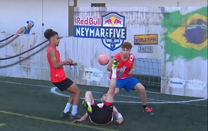 VIDEO: Cầu thủ móc bóng ghi bàn vào khung thành tí hon