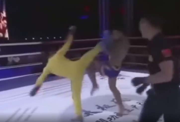 VIDEO: 'Bản sao Lý Tiểu Long' đầu hàng võ sĩ Muay Thái sau 2 phút