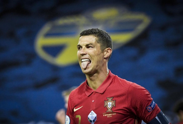 Giggs: 'Ronaldo sẽ chơi bóng đến năm 40 tuổi'