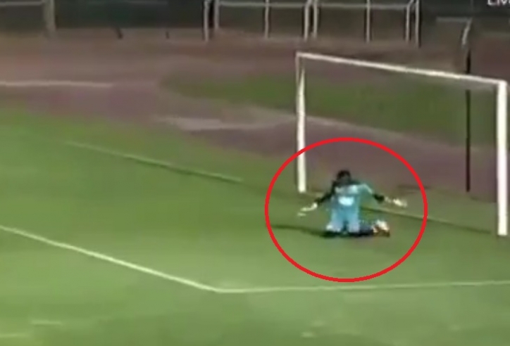 VIDEO: Thủ môn cùng đồng đội ăn mừng sau khi thủng lưới như bán độ