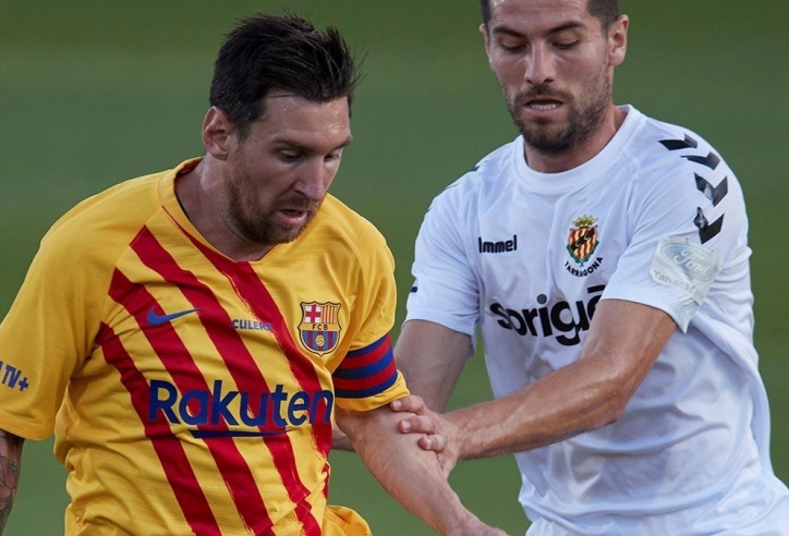 Messi mất bình tĩnh trước cầu thủ hạng Hai