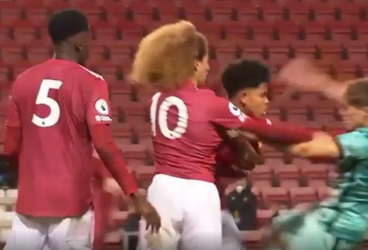 VIDEO: Đá xấu, sao trẻ MU và Liverpool đánh nhau túi bụi