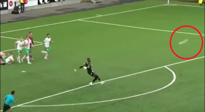 VIDEO: Pha kiến tạo tuyệt đỉnh 'chuẩn từng centimet' của siêu thủ môn