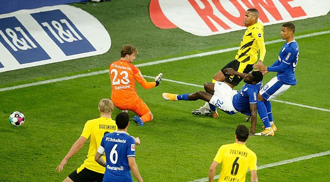 Đánh bại Schalke, Dortmund tiếp tục bám đuổi Bayern Munich