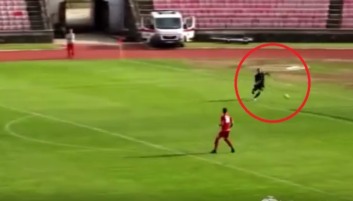VIDEO: Hậu vệ 'ngáo' và thủ môn 'ngơ' tạo nên bàn thua khó đỡ