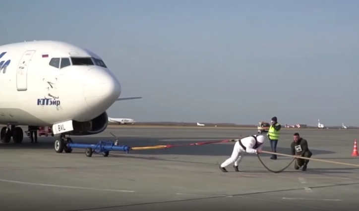 VIDEO: Người đàn ông khỏe nhất nước Nga lấy thân mình kéo máy bay 36 tấn
