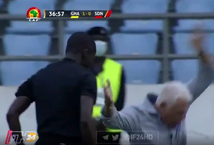 VIDEO: Trọng tài châu Phi giở thói côn đồ với HLV ngay trên sân