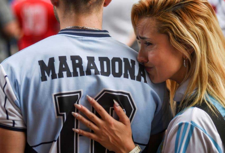 Người Argentina đổ lệ trong đám tang Diego Maradona