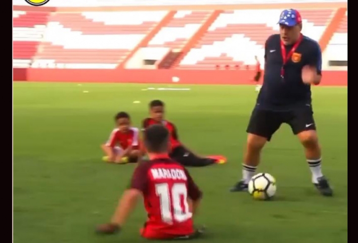 VIDEO: Maradona kiến tạo cho cậu bé không có chân ghi bàn