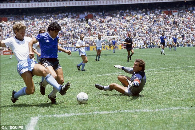 VIDEO: Bàn thắng đẹp nhất lịch sử World Cup của Diego Maradona
