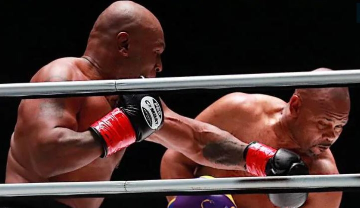 VIDEO: Mike Tyson tái xuất sau 15 năm, đấu 8 hiệp mãn nhãn