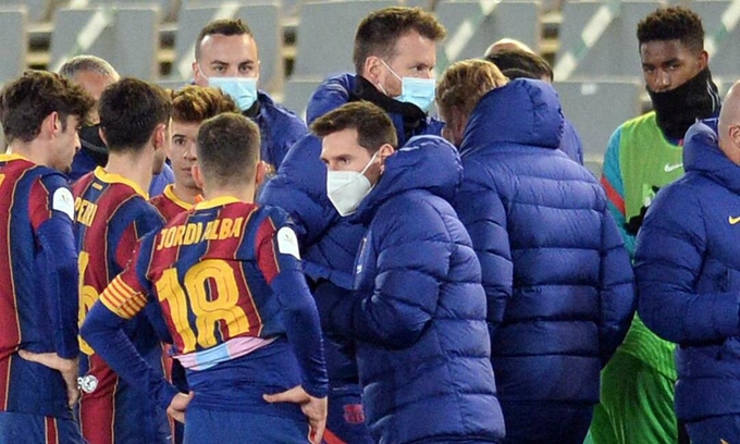 Không thi đấu, Messi ở ngoài chỉ đạo các cầu thủ Barca
