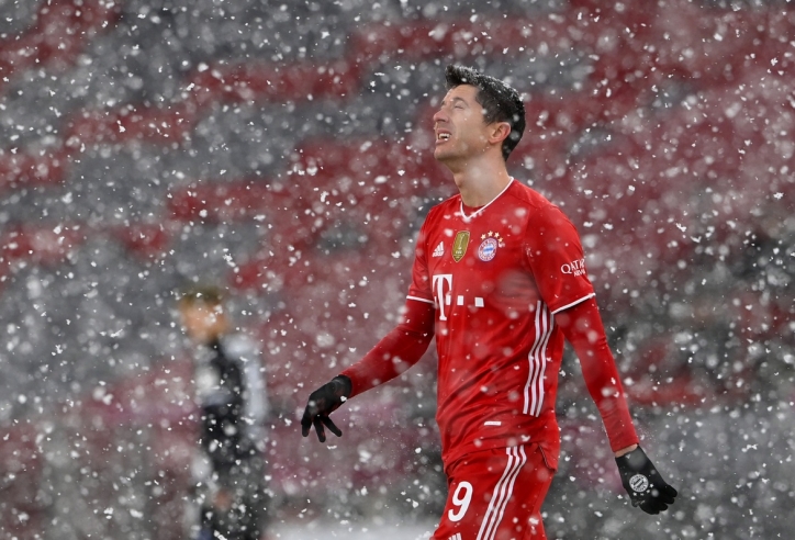 Bayern bị đội tí hon cầm hòa giữa tuyết trắng