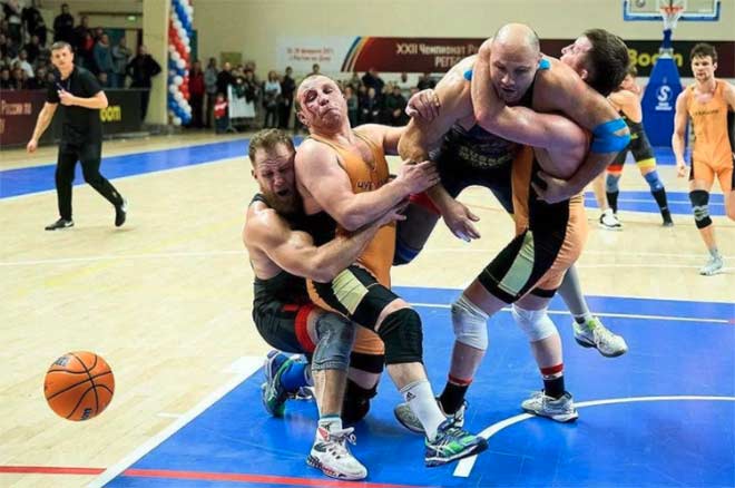 Kỳ lạ môn thể thao kết hợp đấu vật và bóng rổ ở Nga