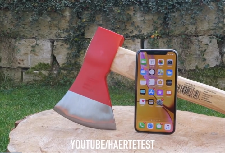 Cầm rìu test 'độ cứng' của iPhone XR khiến nhiều người... giật mình