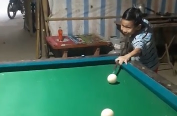 VIDEO: Thần đồng bida 8 tuổi thể hiện kỹ năng carom 3 băng