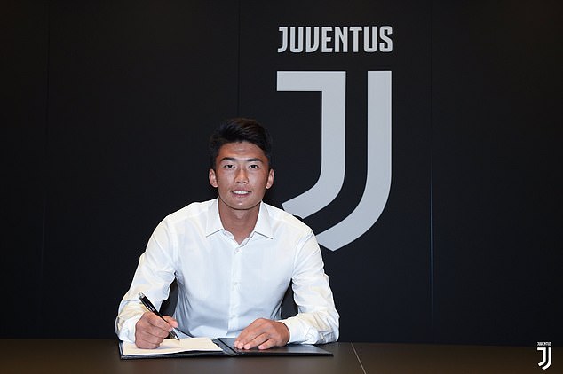 'Ronaldo Triều Tiên' rời Juventus sau 4 tháng thất bại
