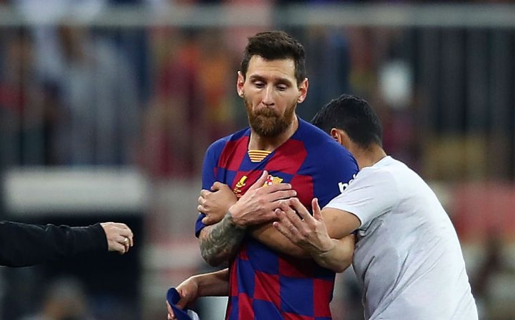 Messi bị CĐV quá khích tấn công