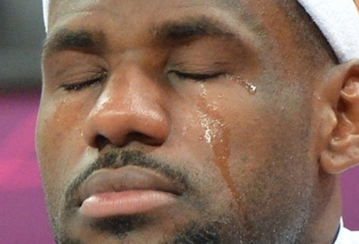 Lebron James bật khóc tại sân bay trước sự ra đi của Kobe Bryant