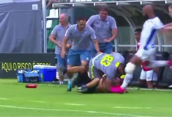 VIDEO: CĐV Brazil bị cầu thủ đánh hội đồng dã man