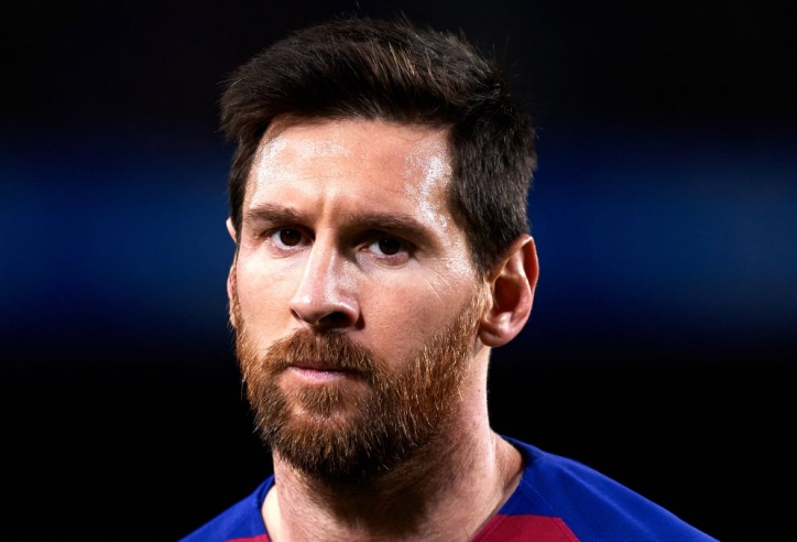 Messi xô xát, dằn mặt 'kẻ thách thức' trên sân tập